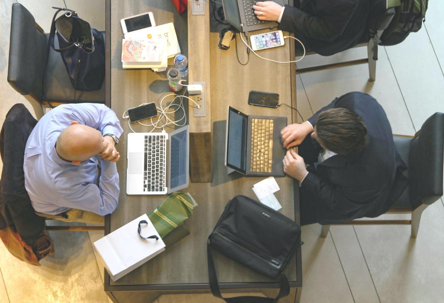 Professionelle Finanzanalyse und Beratung - Arbeitsplatz mit Dokumenten und Berechnungen