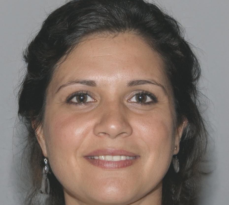 Finanzexpertin präsentiert Analyseergebnisse und Bewertungen