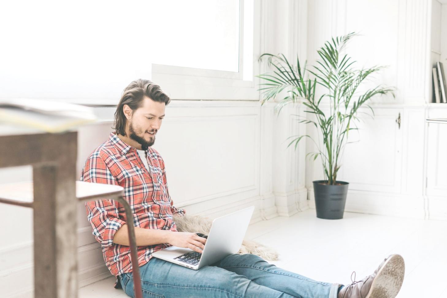 Teilnehmer arbeitet an Bilanzanalyse mit Taschenrechner und Finanzberichten